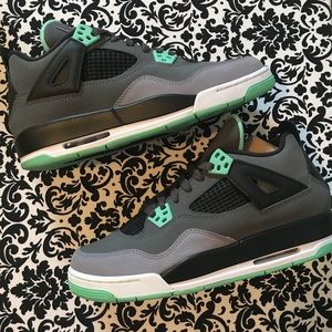 Retro Air Jordan Green Glow 4s 🖤💚
